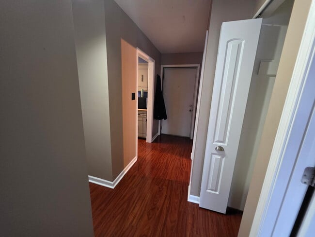 Entryway - 8901 S Roberts Rd Unit 8901 S Roberts Rd Apt 108