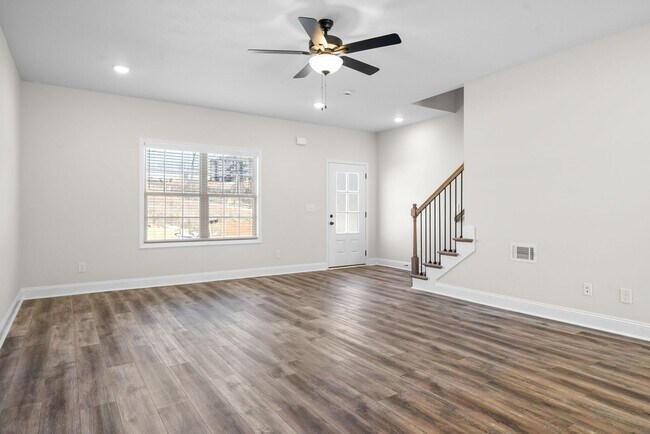Photo - 3 Bedroom Pet Friendly Townhome For Rent Near Heritage Park!