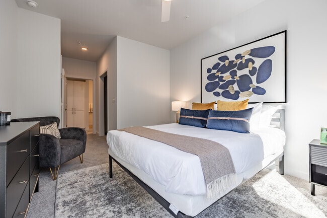 2BR, 2BA - 956SF