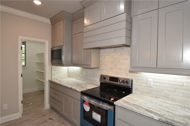 Photo - 21 Kirkcudbright Ln