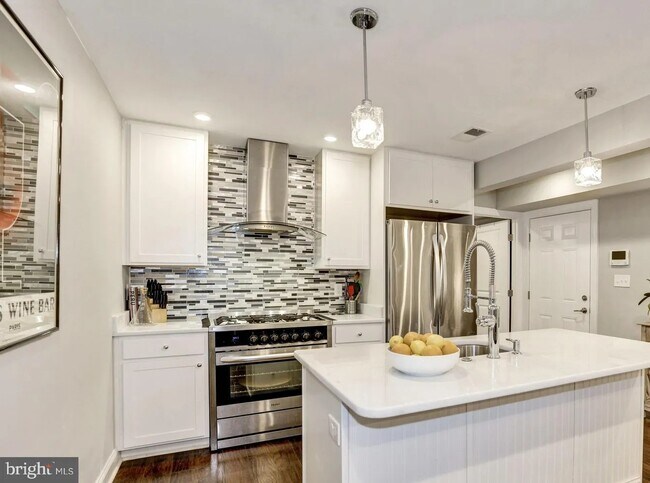 Photo - 709 Jackson St NE