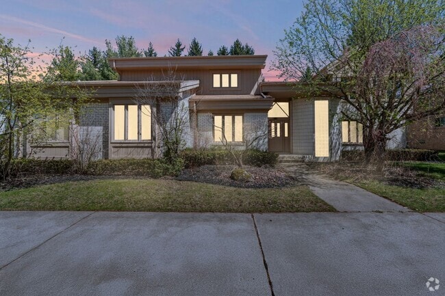 Building Photo - 6739 Arlington Dr Rental