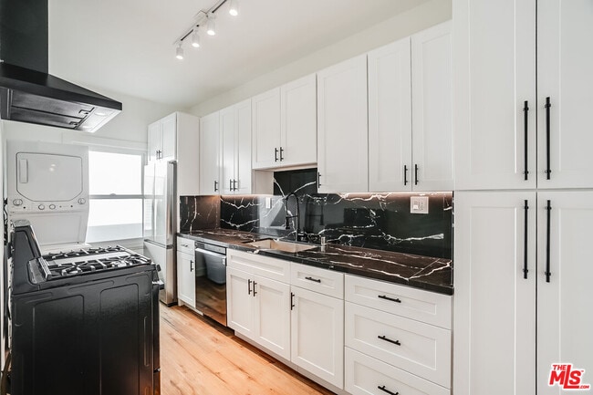 Building Photo - 151 N Swall Dr Unit 3