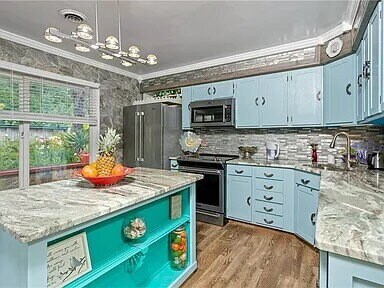 "Charming 4-Bed Oasis with Granite Touch & Cozy Fireplace in Virginia Beach!"