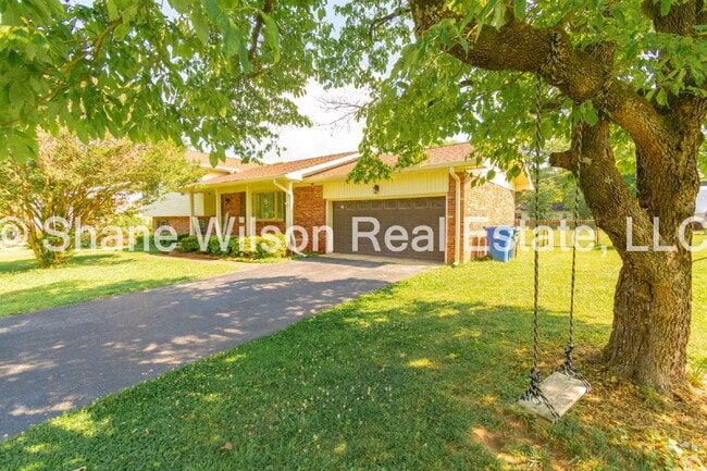 Building Photo - "Charming 4-Bedroom Home in Chattanooga wi...