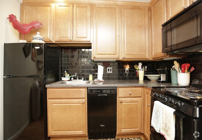 2BR, 1BA - 775 SFf - Somerset Apartments