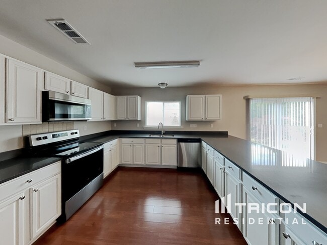 Photo - 11019 Kinnairds St