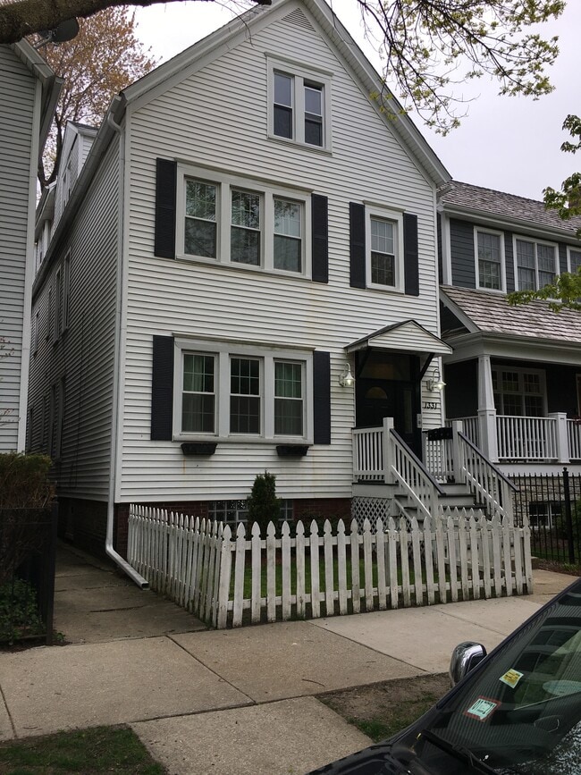 Quiet tree lined street with great neighbors - 1331 W George St Apartments Unit 1