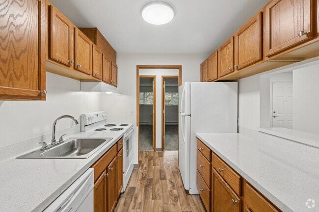 2BR, 1BA - 884SF - Kitchen