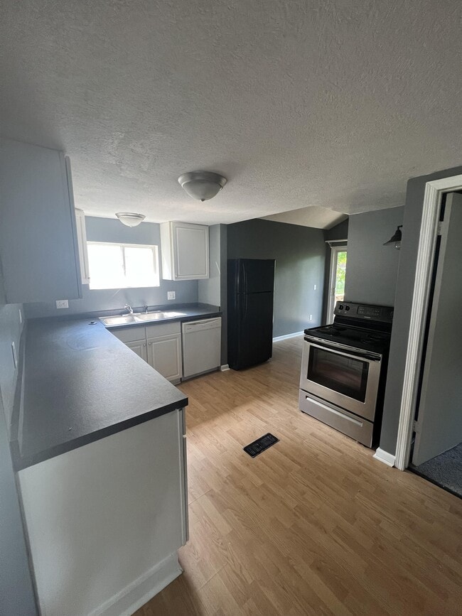 Photo - 607 Samantha Ave