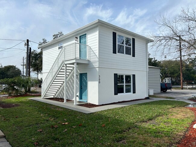 Building Photo - 300 Oak St Unit A