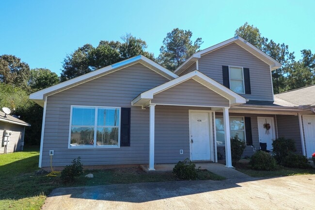 Building Photo - Lincoln Triplex