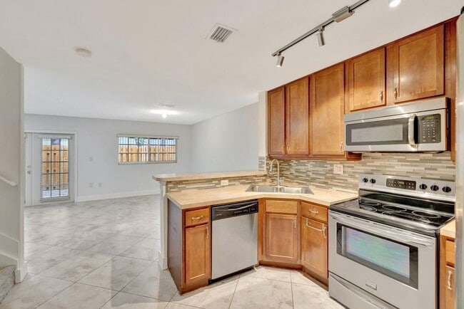 Building Photo - 3055 Riverside Dr Rental
