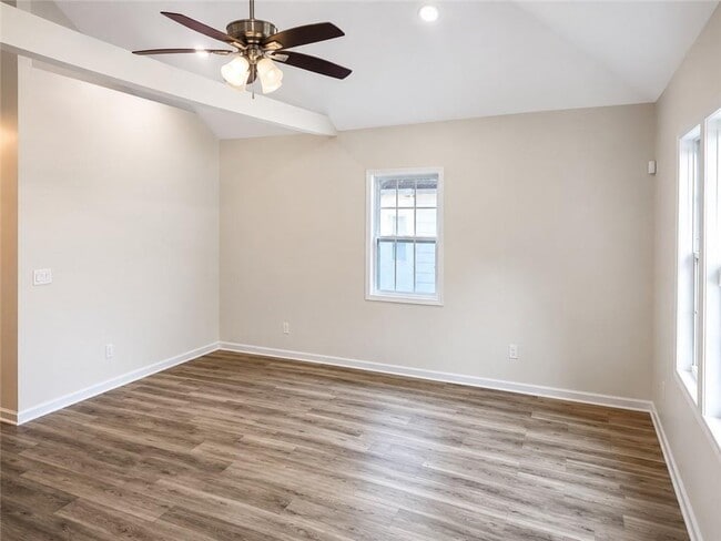 Photo - 888 Coleman St SW