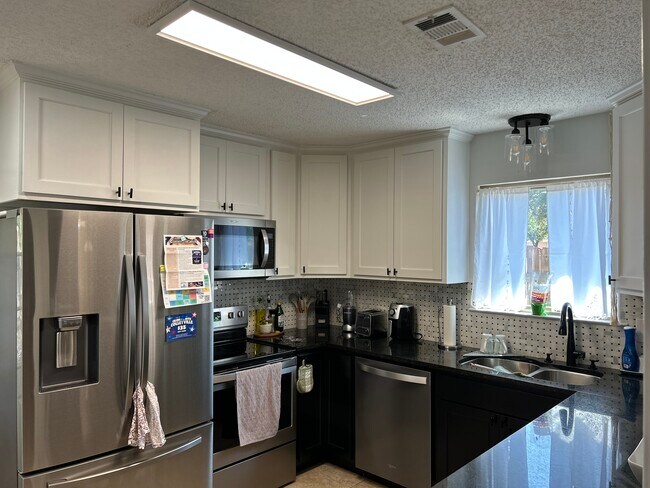 Photo - 1800 Maplewood Trail