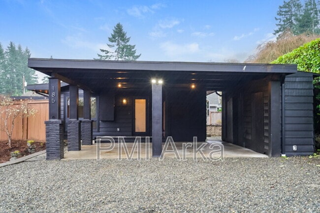 Building Photo - 185 SW Francis Ln