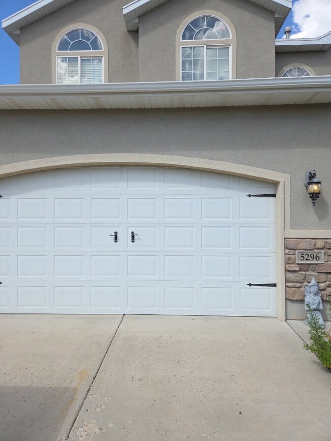 Building Photo - Stylish 3-Bedroom Home in Herriman!
