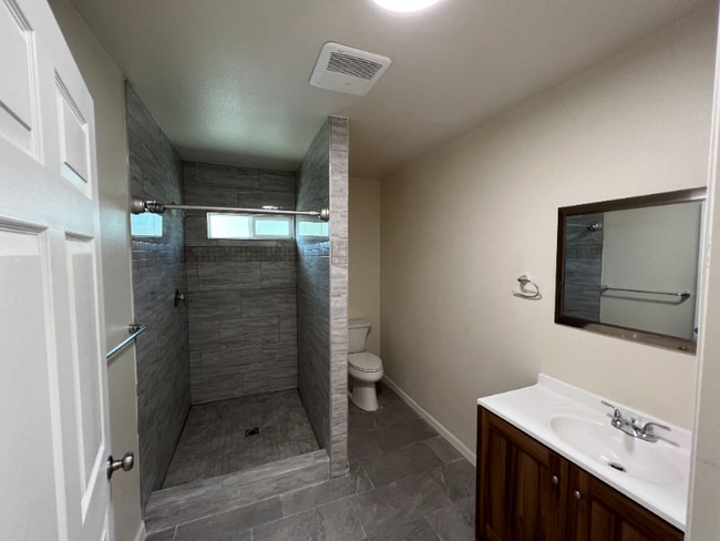 Photo - 934 N Van Ness Ave