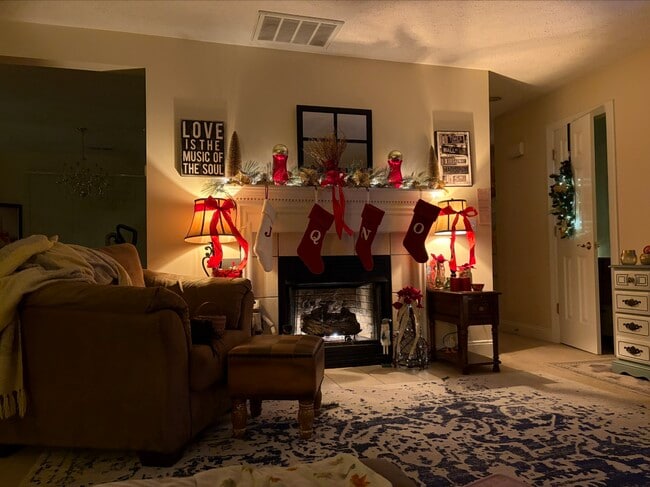 Photo - 465 Oaktree Blvd