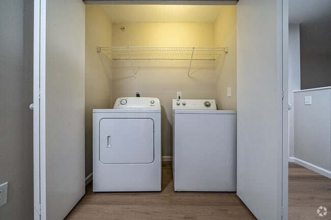 2BR, 1BA - 900SF (Updated) - Washer/Dryer