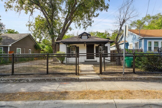 Photo - 2332 E hughston 78202