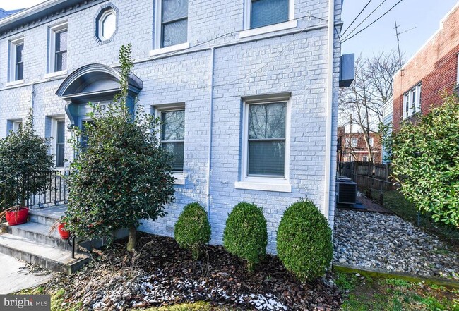 Building Photo - 913 Quincy St NE Unit 3
