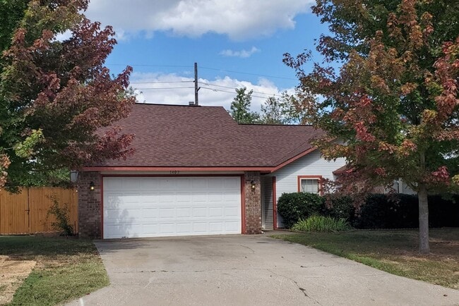Building Photo - 3 Bedroom 2 Bath home in Bentonville Schools Subdivision!!