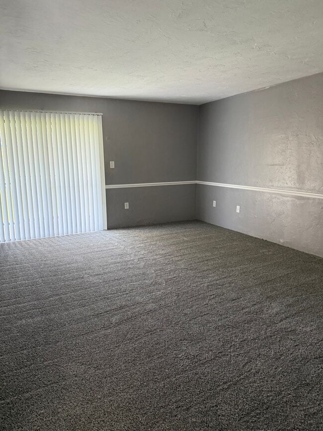 Building Photo - Spacious 876 SF Unit - 1 bd / 1 ba near UF... Rental