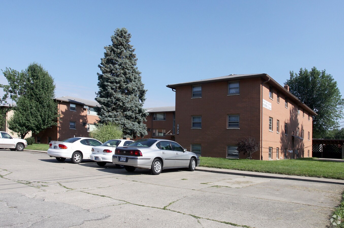 University Square Apartments - University Square Apartments