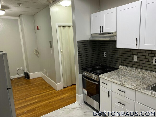 Building Photo - 879 Beacon St Unit 12 Rental