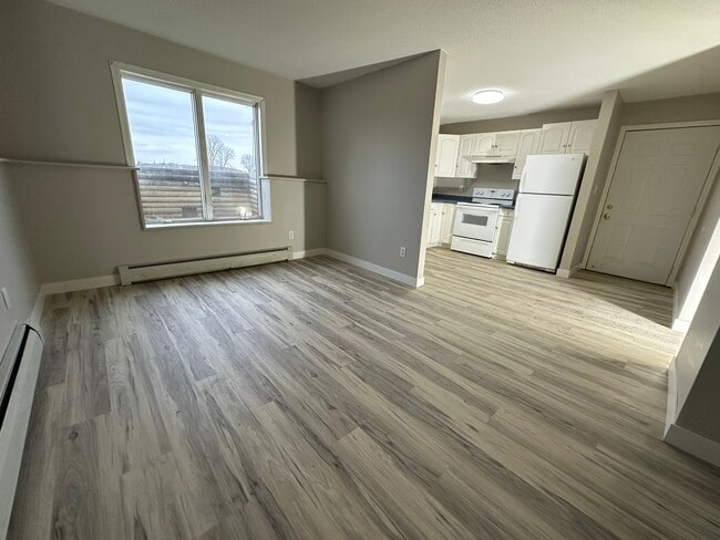 Building Photo - 1095 W 6th St Unit 4