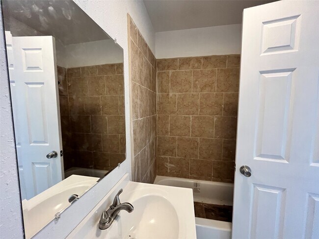 Photo - 5104 39th St E Unidad 4