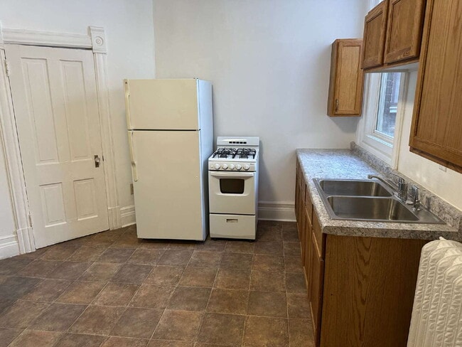 Photo - "Charming Studio Retreat on East 3rd Street – Your Cozy Duluth Escape!"