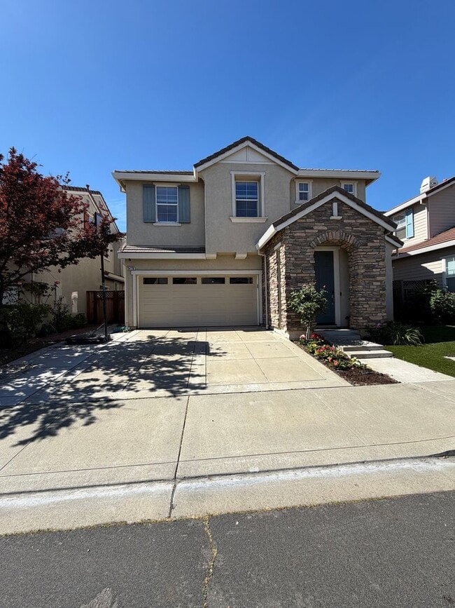 Building Photo - Luxurious 4 Bedroom 2.5 Bath Home.