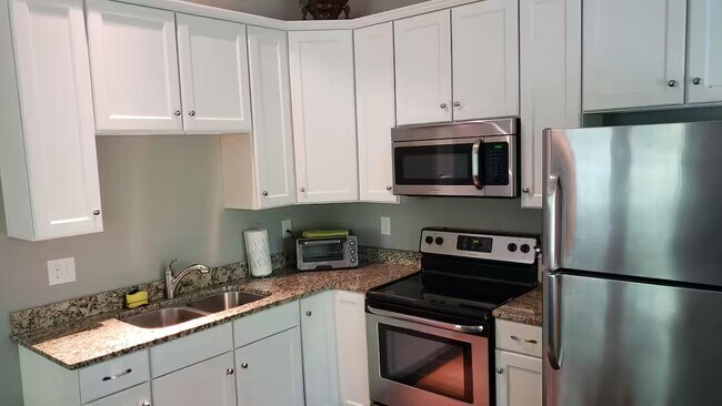 Photo - 1836 Nassau Blvd Unidad Plaza Midwood standalone studio