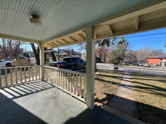 Photo - 125 Burton St