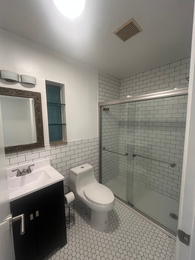 Building Photo - 2655 E Maple Rd Unit 19 Rental