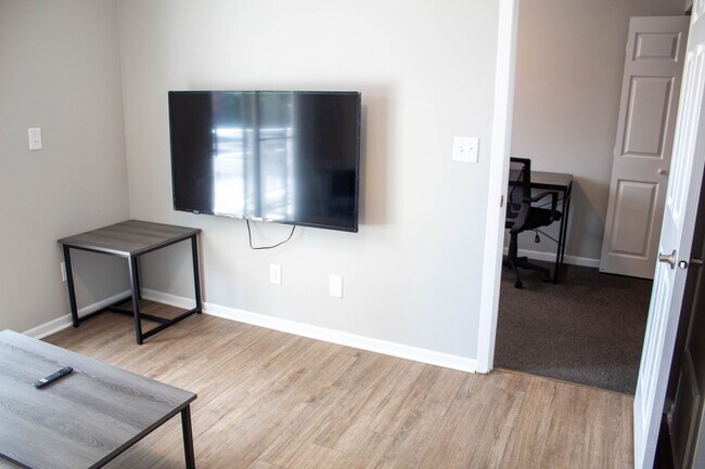 Photo - 202 E Chalmers