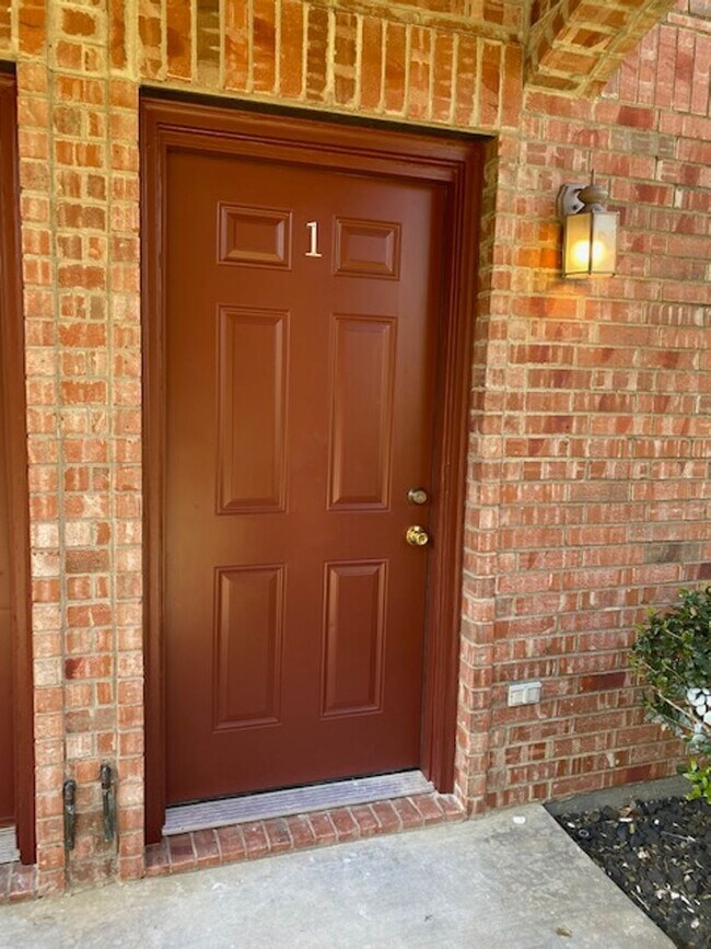 2 BEDROOM TOWNHOME IN DENTON - 2 BEDROOM TOWNHOME IN DENTON