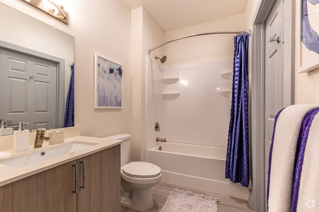 2BR, 2BA - 1,127SF - Bathroom