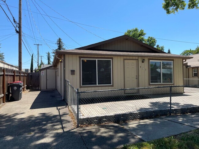 Photo - Cozy 2 Bedroom 1 Bath w/Fully Fenced Yard