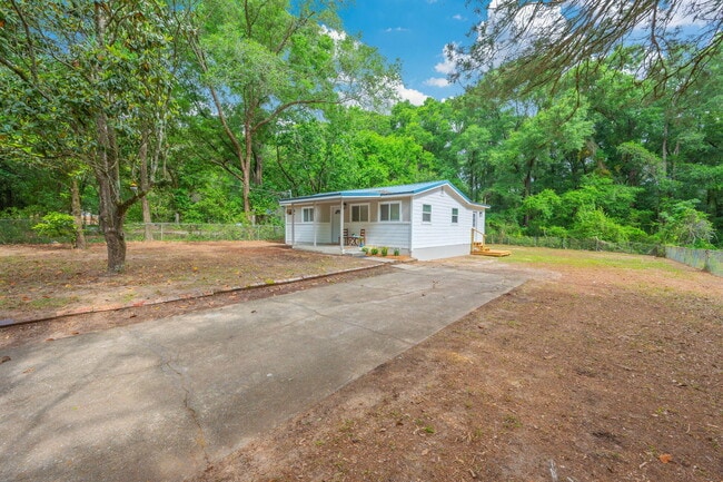 Photo - 812 Edney Ave E