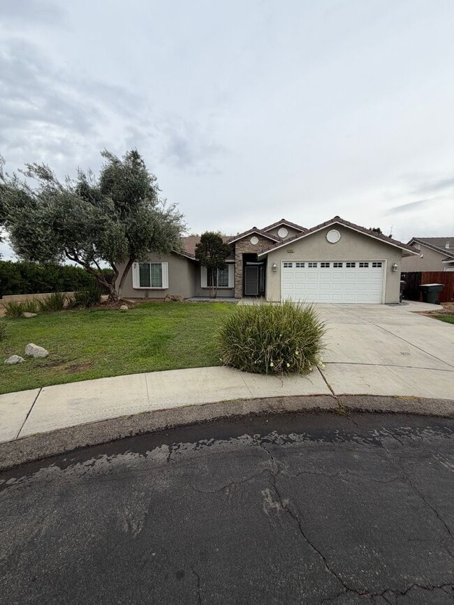 Building Photo - Sanger home
