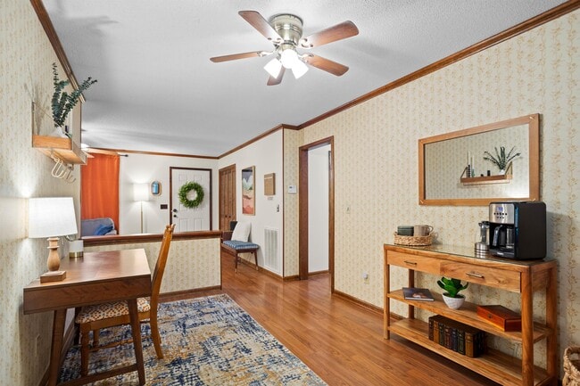 Photo - 708 E Butternut Rd