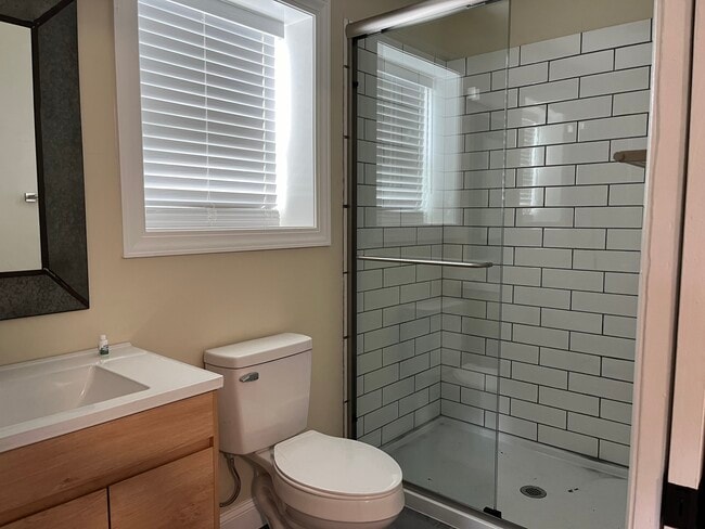 Photo - 402 1/2 W Pine St Unit 402 half