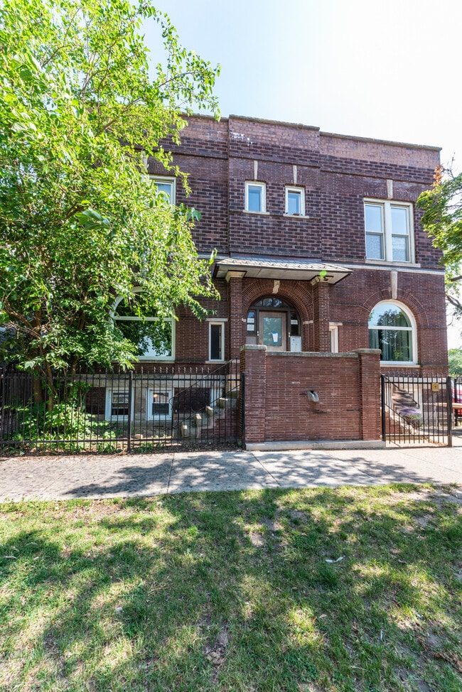 Photo - 1535 W Leland Ave