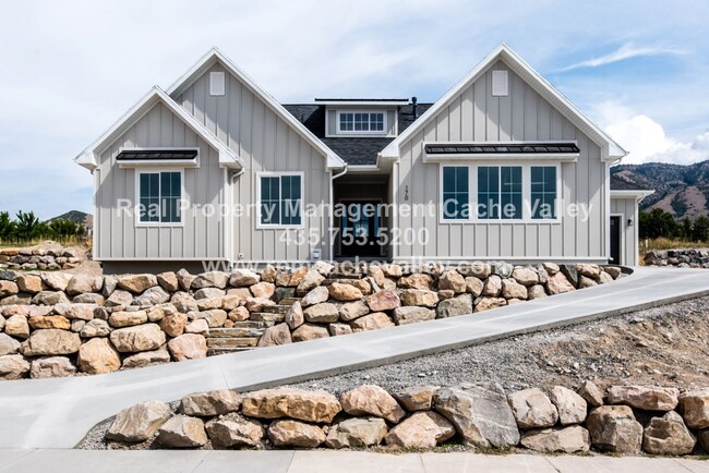 Building Photo - Gorgeous 3 br 2 bath home in Hyde Park! Ha...