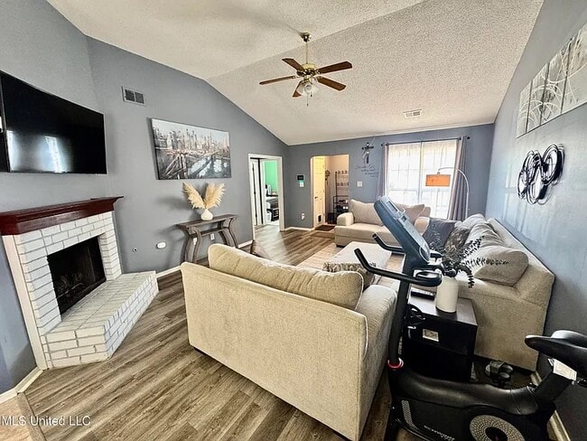 Photo - 1096 W E Ross Pkwy