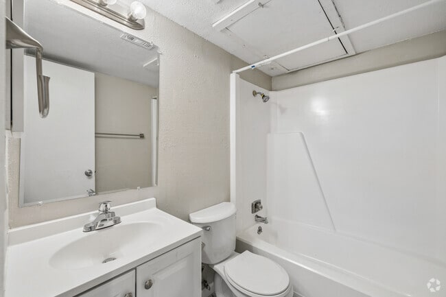 1BR, 1BA - 425SF - Bathroom
