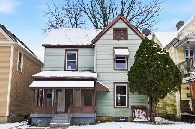 Building Photo - Four Bedroom House In Dayton!